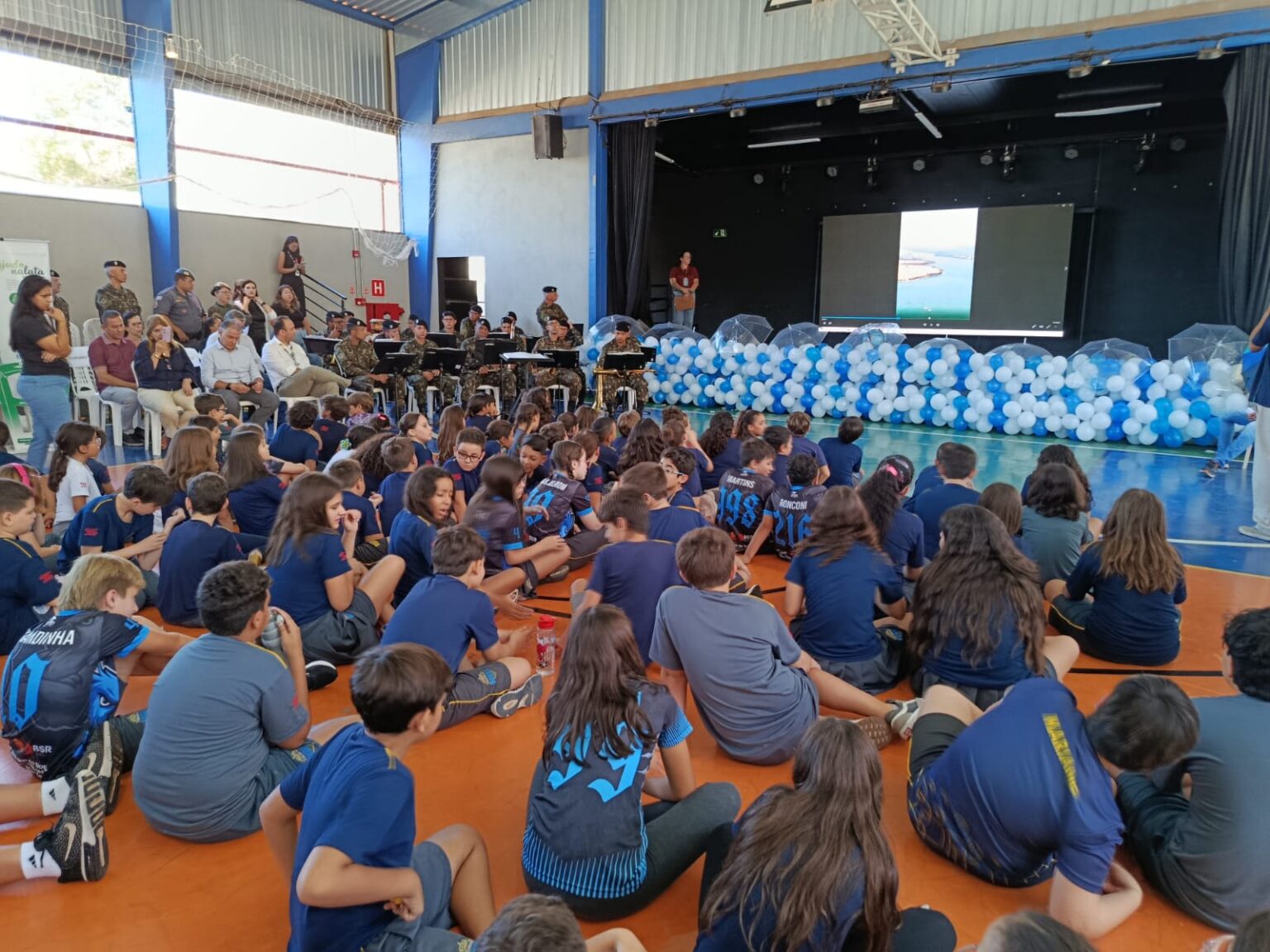 Alunos do colégio Somar assistindo o Vídeo Institucional do comitê TB hoje em Lins